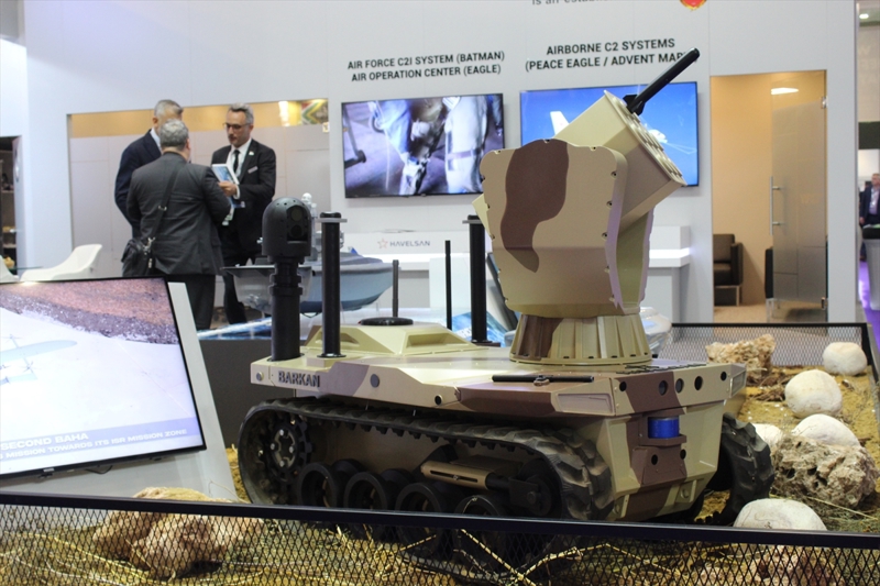 <p>Global dünya devi firmalar arasında Türk firmaları olarak bizlerin de ürünlerini sergiliyor olması geldiğimiz noktayı gösteriyor. Sadece IDEF'te değil, bütün dünyada kabul gören fuar ve ortamlarda da ürün satabilecek, kabiliyet sergileyebilecek bir duruma ulaştık Türk savunma sanayisi olarak. Gerçekten ülkemiz ve firmalarımız açısından memnuniyet, gurur verici.'</p>