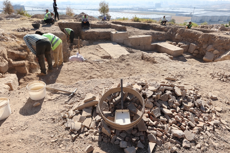 <p><b>- 'GAZİANTEP TARİHİNİ DAHA İYİ ANLAYABİLECEĞİMİZİ DÜŞÜNÜYORUZ'</b></p><p><b><br></b></p><p>Bölgenin turizme açılmasını ümit ettiklerini belirten Blömer, 'Buradaki çalışmaları sürdürmeyi ümit ediyoruz ve bu çalışmalar sonucunda sadece Dülük'ün değil, Gaziantep tarihini de daha iyi anlayabileceğimizi düşünüyoruz. Ayrıca belediyelerin destekleriyle burasının arkeolojik gezi alanı ya da turistik önemli bir nokta haline getirebileceğimizi ümit ediyoruz.' dedi.</p>