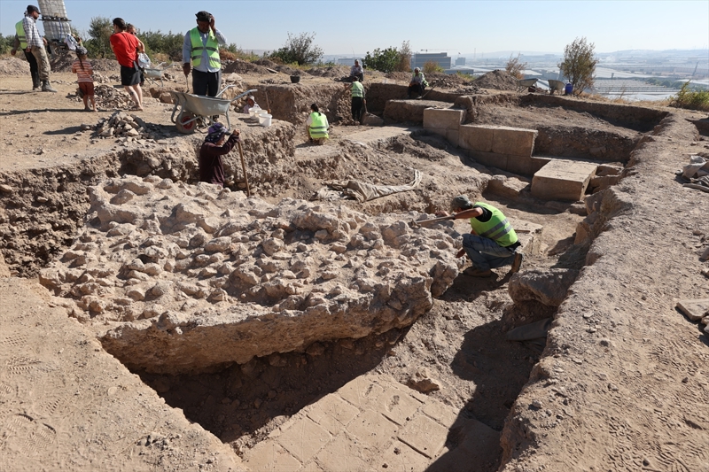 <p><b>Buluntulara ilişkin bilgi veren Prof. Dr. Michael Blömer, şunları söyledi:</b></p><p>'Bu sezon 700'den fazla mühür baskısı elimize geçti. Son 3 yılda yaptığımız çalışmalarda toplam 5 bin mühür baskısına ulaştık. Bu mühür baskılarının arasında resmi olan mühür baskıları da bulunmakta ve bu mühür baskılarının üzerindeki resimlerde tanrı Jupiter'i görmekteyiz. Dülük Baba Tepesi, Jupiter Dolichenus'a adanmış kutsal alandır. O tanrının burada da varlığını yürütmüş olduğunu ve önemli olduğunu görmekteyiz. Resmi olan kişilerin yani yüksek bir mertebeye sahip kişilerin kullandığı mühür baskıları daha büyük ve bunları bu sene yoğun şekilde bulduk.'</p>