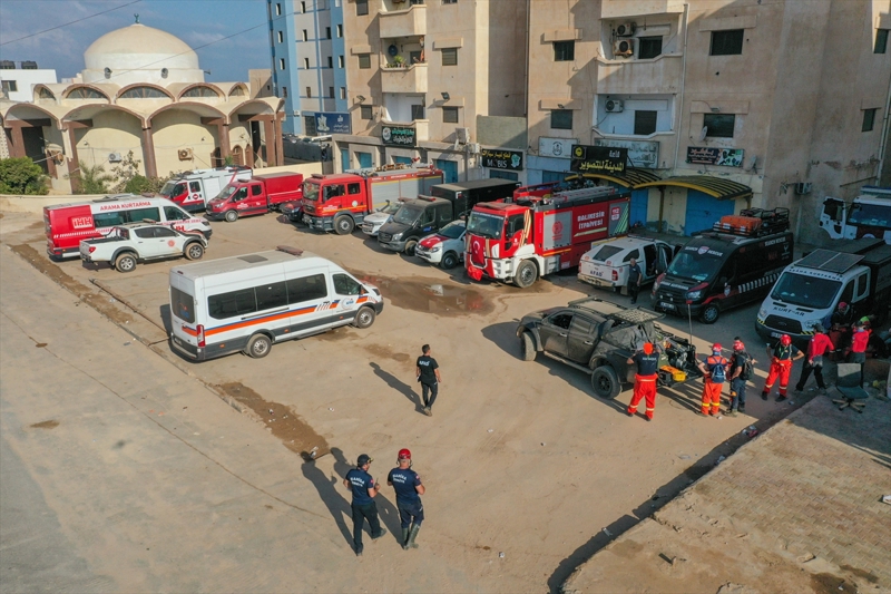 <p>'Biz uluslararası bir yardım çağrısı olduğunda ona karşılık verirken aslında şunu yapıyoruz; Türkiye'nin kurumları aynı Türkiye'de bir afet olmuşçasına bir koordinasyon içerisinde hareket etmeye başlıyor. En başta kargo uçaklarımızı Milli Savunma Bakanlığımızdan aldık. Cumhurbaşkanlığımızın talimatıyla gerçekleşmiş oldu. Ardından afet yönetiminde ne yapıyorsak, STK'lerimizle diğer kurum ve kuruluşlarımızla, hepsi yine bir oldular ve aynı şekilde Libya için organizasyon gerçekleştirdik. Hem ülkelerin koordinasyonu hem de kendi içimizde büyük bir koordinasyonla sahada çalışmalarımıza devam ediyoruz. Şu anda burada 516 kişilik ekip var, 16 kişilik ekibimiz daha intikal edecek.'</p>
