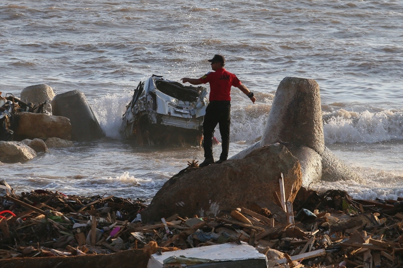<p>'Adeta bize Kahramanmaraş'ı ve Hatay'ı hatırlattı. Çünkü binalar enkaza dönmüş ve geniş bir alanda etkili. Daha önce yaşadığımız sel afetlerinde belirli bir havzada arama kurtarma yapılırken burada bir kentin tamamında yapılıyor. Bir depremi anımsatıyor bize. Ama depremden daha riskli çünkü sel afetinde canlı bulma ihtimali neredeyse sıfırdır. Şu ana kadar ekibimiz bölgede 25 kişinin cansız bedenine ulaştı. Bizim tahminimiz bölgedeki kayıp oranı 15-20 bin civarında. Dün bir evde çocukla konuştum. 'Aileniz tahliye oldu mu' diye sordum. Aldığımız cevap bizi gerçekten çok etkiledi. 'Abi ailemden 14 kişi kayboldu, bir tek ben sağ kaldım' dedi. Yani bu şekilde binalardaki kayıpları hesap edersek gerçekten 20 bin civarında kayıp var bölgede.'</p>