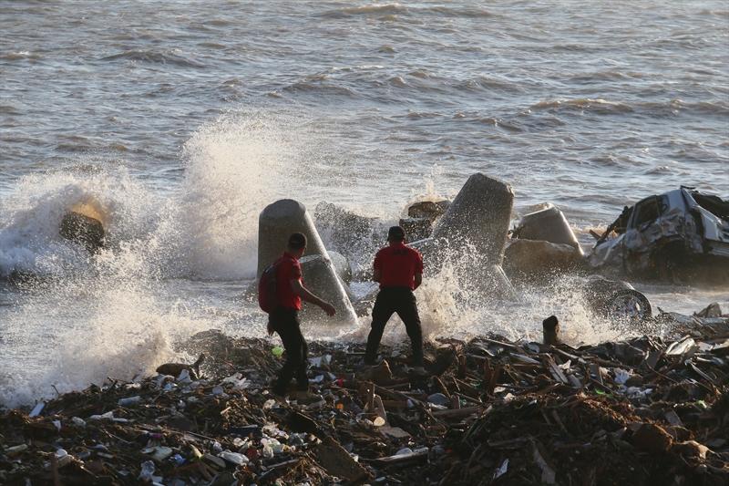 <p>İHH arama kurtarma ekibinin saha koordinatörü Ömer Ünal da afetin olduğu ikinci gün bölgeye intikal ettiklerini ve alana ilk geldiklerinde büyük şaşkınlık yaşadıklarını söyledi.</p>