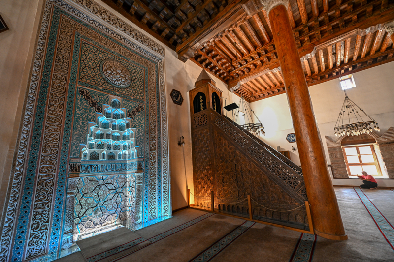 <p>Ersoy, mesajnda, 'Yeni bir mjde daha! UNESCO Dnya Miras Listesi'ne kltrel varlklarmz ilk kez seri olarak kaydettirdik. Gordion'un ardndan Anadolu'nun Orta a'dan gnmze uzanan ahap direkli ve kirili camileri de Dnya Miras oldu. Bylece listedeki kltr varl saymz da 21'e ykselttik. Hayrl olsun.' ifadelerini kulland.</p>