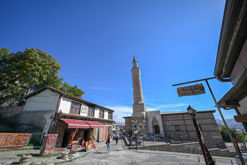 <p>Anadolu'daki ahap destekli camilerin erken rneklerini Orta a'dan gnmze yanstan bu yaplar farkl ehirlerde bulunmalarna ramen sahip olduklar ortak zelliklerle Anadolu yaantsna dair izleri tayor.</p>