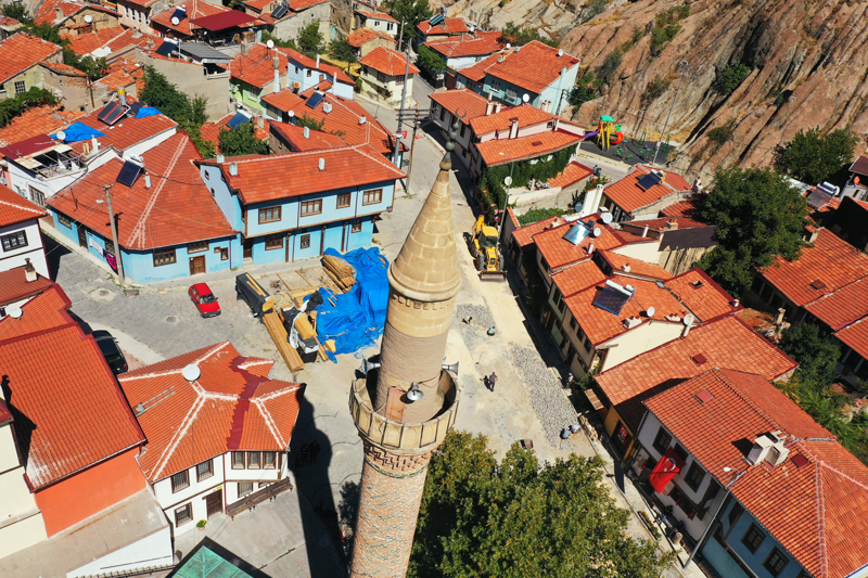 <p>Ustalarn isimlerinin kaytl olduu kndekari tekniindeki ahap minberleri ve 'Kalem i' ad verilen bezemeleriyle bu tarihi camiler, olaanst bir marangozluk becerisi ile estetik anlay da sergiliyor.</p>