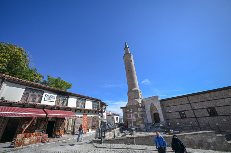 <p>Hipostil planl antsal ahap cami tipolojisinin, dneminin Anadolu'daki en nemli temsilcilerinden olan bu camiler, sahip olduklar ahap oymacl sanatnn rnekleriyle de ne kyor.</p>