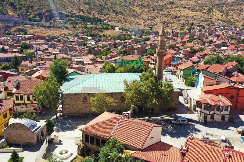 <p>Tarihi camiler, kaplar, minberleri, stun balklar, tavan kirileri ve konsollarnda zenli ahap iilii ile dikkati ekiyor.</p>