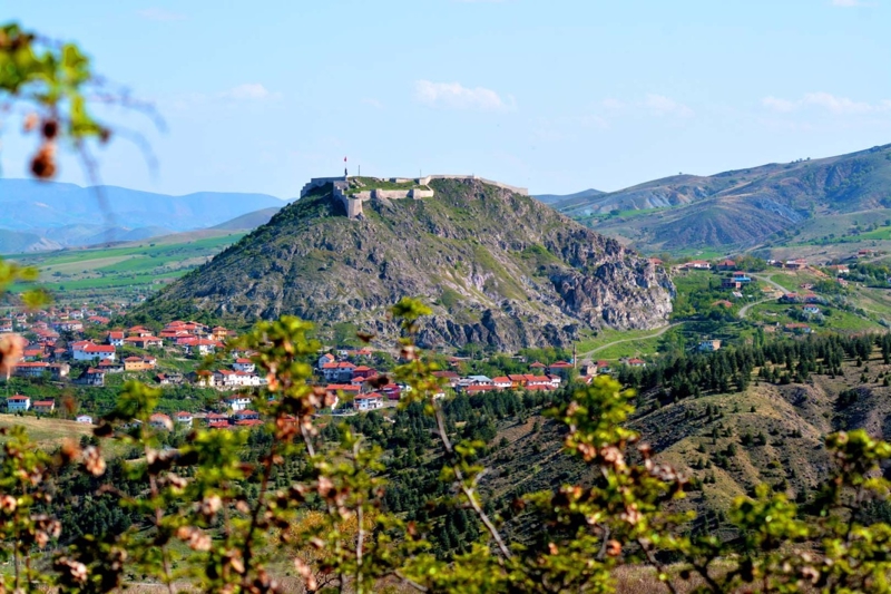 <p>Ayr�ca, tarih�i ve il�e sakini olan �brahim B�lb�l, kalenin turizm a��s�ndan �ok b�y�k bir �neme sahip oldu�unu ve i�erisinde arkeolojik kaz�lar�n devam etti�ini bu y�zden gelen ziyaret�ilerin kaz�lara sahip ��kmas�, zarar vermemesi konusunda uyar�larda bulundu.</p>