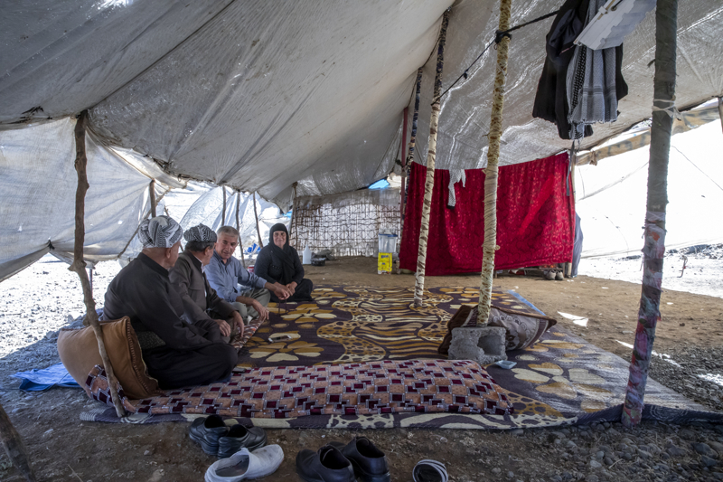 <p><b>- 'İRAN'IN BOMBARDIMANINDAN KORKUYORUZ'</b></p><p><b><br></b></p><p>Hayvancılık yapan Meryem Muhammed Rahman da birkaç kişinin yanlarına gelerek can güvenlikleri için bölgeyi hemen terk etmeleri gerektiğini söylediğini aktardı.</p>