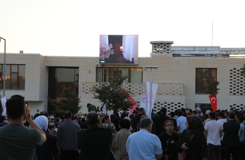 <p>Çok heyecanlı olduğunu dile getiren Dönmez, 'Çok güzel bir anı. İnşallah Allah tekrardan bize nasip etsin. Hadise çok müthiş, muhteşem bir şey ve çok duygulandık. Şu an o kadar heyecanlı ve duyguluyum ki anlatamıyorum. Samsun'dan gelen oldu, başka illerden gelen oldu.' diye konuştu.</p>