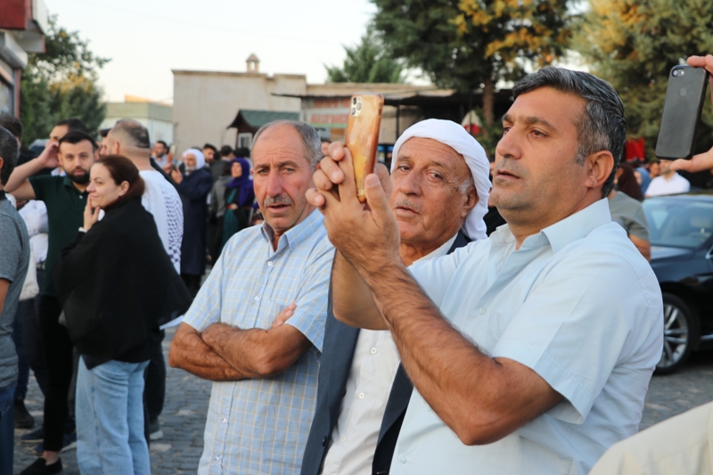 <p><b>- 'HADİSE ÇOK MÜTHİŞ, MUHTEŞEM BİR ŞEY VE ÇOK DUYGULANDIK'</b></p><p><b><br></b></p><p>İstanbul'dan ilçeye gelen Halime Dönmez de ilk kez yerinde izlediği hadisenin oldukça etkileyici olduğunu anlattı.</p>