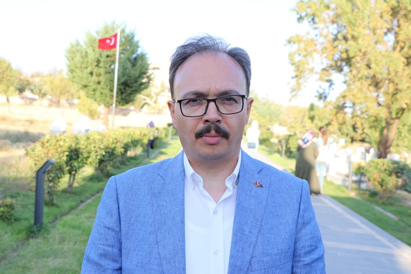 <p>Her yıl ekinokslarda doğan güneşin, duvarın ortasında bulunan pencereden süzülen ilk ışınları, kuledeki aynaya yansıdıktan sonra ışığın kırılması yöntemiyle pencereden türbeye ve oradan da İsmail Fakirullah Hazretleri'nin kabrinin başucuna doğuyor.</p>