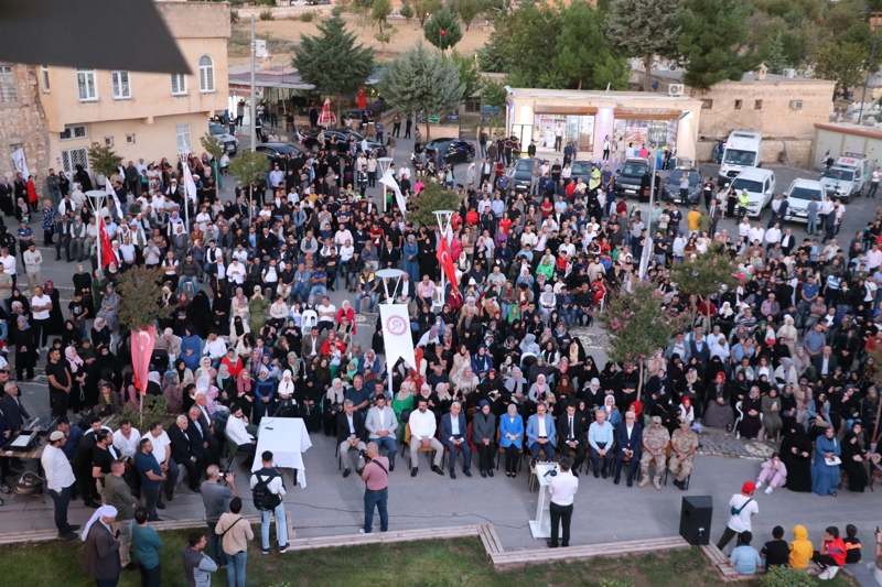 <p><b>'Gözlerime bakarsanız duygularımı anlarsanız. Ağladım. Gerçekten çok duygulu ve farklı bir atmosfer.' ifadelerini kullanan Çebi, şöyle devam etti:</b></p><p><span ><br></span></p><p><span >'Herkese söylüyorum, gelip ziyaret etsinler. Ortam çok farklı. Gezdiğimiz yerler, ziyaret ettiğimiz bu yerlerden ben çok etkilendim. Ruhum o kadar mutlu oldu ki inşallah Allah tekrar nasip eder ve bu memleketi tekrar ziyaret ederim. İnsanları güzel ortam güzel atmosfer güzel. Çok mutluyum.'</span></p>