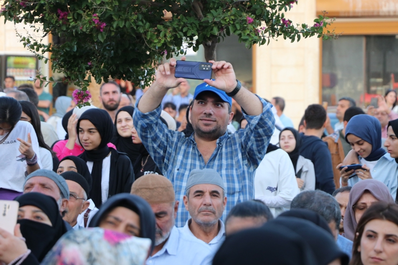 <p>Yusuf Balık da çok önemli bir eserin ve tarihi bir olayın gerçekleştiği bir ana tanıklık ettiklerini belirterek, 'Türkiye'nin farklı illerinden farklı ziyaretçilerimiz oluyor. Ben de İstanbul'dan geldim. Herkes bu olaya tanıklık etmek üzere ilçeye geliyor. Herkes çok heyecanlı İbrahim Hakkı Hazretlerinin bu güzel eserini izlemek ve tanıklık etmek için burada. Şu anda alanda çok ciddi bir kalabalık var. Dualarımızla birlikte ziyaretlerimizi de gerçekleştik. İnşallah önümüzdeki yıl tekrardan buraya geleceğiz.' ifadelerini kullandı.</p>