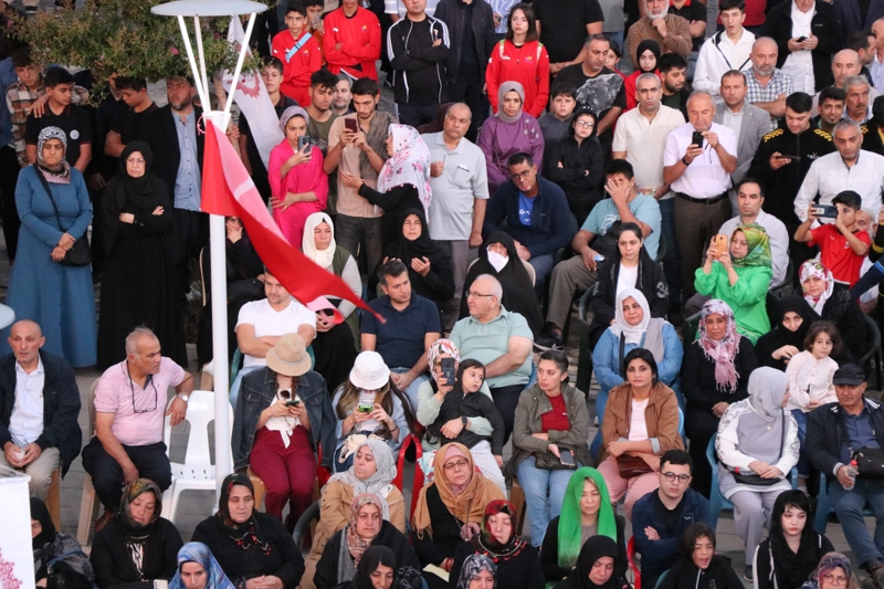 <p><b>- IŞIK HADİSESİ</b></p><p>Siirt'in Tillo ilçesinde hocası İsmail Fakirullah'ın 1734'te vefatının ardından çok üzülen İbrahim Hakkı Hazretleri, 'Hocamın başucuna doğmayan güneşi neyleyim?' diyerek arayışa girerek, hocası için yan tarafında kule bulunan bir türbe ve Tillo'nun yaklaşık 3 kilometre uzağında tepe üzerinde taş duvar yaptı.</p>