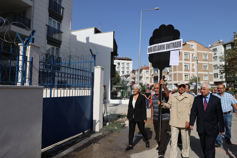 <p>Mutlu, 'Hangi etnik gruba ve inanca dahil olursa olsun zorbalkla karlamasn istemiyor, karlaanlarn da yannda olduumuzu beyan ediyoruz. Balkanlar'da yaplan tm katliamlarda cann vermi atalarmz saygyla anyoruz. 202 yl gese de biz Mora katliamn unutmadk, unutturmayacaz.' diye konutu.</p>