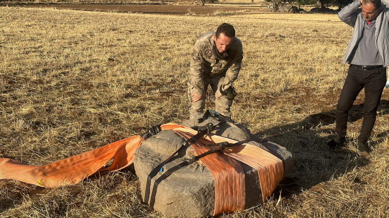 <p>Alanın yaklaşık 2 bin 100 yıl önce inşa edildiğini öngördüklerini belirten Gelse, şu bilgileri verdi: <span >'Arkamızda gördüğünüz yazıtlar ve bir de parçalanmış bir stelimiz var. Bunlar 2021 yılında Müze Müdürlüğümüze gelen bir fotoğraf üzerine yaptığımız araştırma sonucunda ortaya çıktı. Bildiğiniz üzere Nemrut Dağı'nda bir kutsal bir alan var. Kral l. Antiochos'un, Kommagene Krallığı'nda bu kutsal alana gelemeyenler için 29 temenos (kutsal alan) yaptığını biliyoruz. Bu yeni bir keşif de bu alanlardan birisi. Yani alan Kommagene Krallığı'na ait yeni bir keşiftir. Buradaki yazıtlar okunduğunda öyle umut ediyorum ki gerek ülkemiz gerek dünya kültür mirası için çok önemli birtakım bilgiler ortaya çıkacaktır.'</span></p>