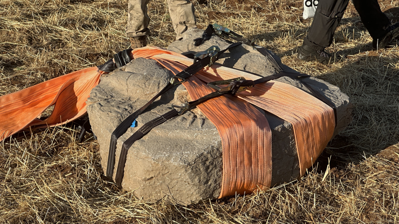 <p>İl Kültür ve Turizm Müdürü Abuzer Gelse, gazetecilere, ihbar doğrultusunda bölgede yaptıkları incelemede kült alanı keşfettiklerini söyledi.</p>