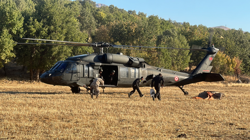 <p>Stelleri halatlar yardımıyla taşımaya hazırladıklarını belirten Şener, 'Helikopter yardımıyla taşıma işlemi yaptık. Bundan sonraki süreçte ise Müze Müdürlüğü ekiplerinin uygun gördüğü yerde koruma altına alacağız. Ayrıca ikiye bölünen kabartmayı birleştirmeyi planlıyoruz.' dedi.</p>