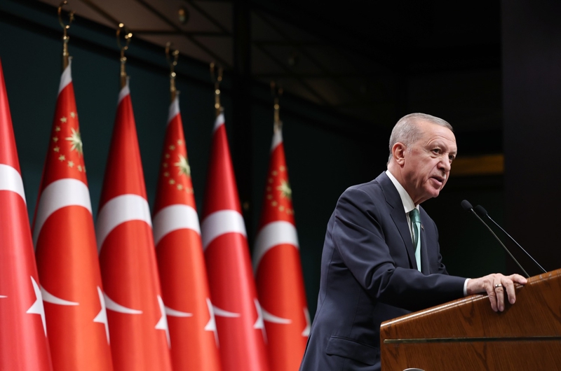 <p><b>İNTERNET MÜJDESİ</b></p><p>Cumhurbaşkanı Erdoğan, telefon ve bilgisayar alımı desteğinin yanı sıra örgün eğitimdeki üniversiteli gençlere bir hatla sınırlı olmak üzere 12 ay boyunca aylık ücretsiz 10 GB kota tanımlanacağını duyurdu.</p>