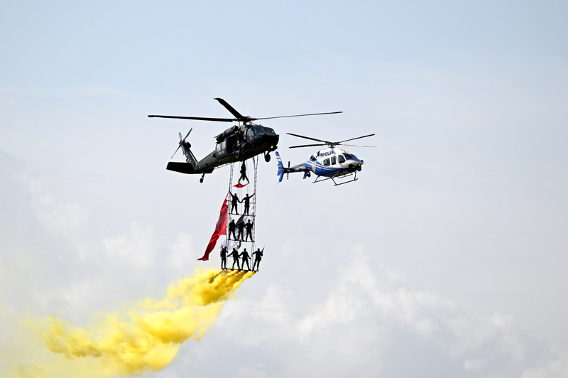 <p>TEKNOFEST Girişim Yarışması kapsamında 'Turizm Teknolojileri ve Oyun' 'Çevre, Enerji ve İklim Teknolojileri', 'Engelsiz Yaşam Teknolojileri' ve 'Sağlık ve İyi Yaşam Teknolojileri' alanlarındaki girişimlerin tanıtılacağı etkinlikte Deneyap kapsamında da ülke genelinden başarılı öğrencilerin oluşturduğu takımlar 'Makeathon' ve 'Fikir Maratonu'nda mücadele edecek.</p>