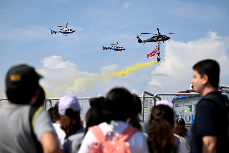 <p>İzleyicilerin dün ilgiyle takip ettiği hava gösterileri bugün de sürecek. Saat 10.00'da paraşüt atlayışları ile başlayacak gösterilerde gün içinde Türk Yıldızları, Solotürk, Gyrocopter, Bayraktar TB2, BEL-429 (Üzüm Salkımı), Bayraktar Akıncı, S-70 (Çelik Kanatlar), Paramotor, AB-412 (SGM), T-129 Atak Helikopteri gökyüzünde heyecan veren gösteriler sunacak.</p>