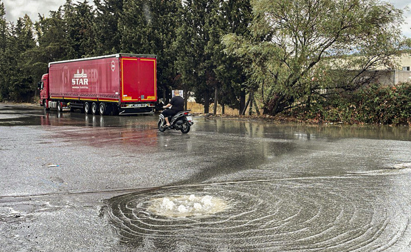 <p>Maltepe, Kartal, Pendik, Tuzla ve Sultanbeyli'de etkili olan sağanağa bazı vatandaşlar hazırlıksız yakalandı. Yağıştan korunmak isteyenler otobüs duraklarına ve dükkan tentelerinin altına sığındı.</p>