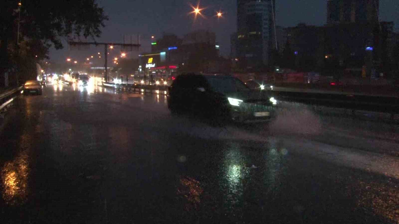 <p>Kaynarca Alt Geçidi'nde biriken su yüzünden bir sürücü aracıyla mahsur kaldı. Aracının üzerine çıkan kişi bir süre bekledikten sonra yolun kenarındaki demir korkulukların bulunduğu duvara atlayarak kendini kurtardı.</p>