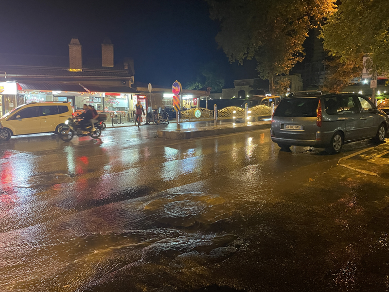 <p>Yollarda biriken suyun denize akması sonucu Pendik Marina'da su üzerinde çöp birikintileri oluştu.</p>