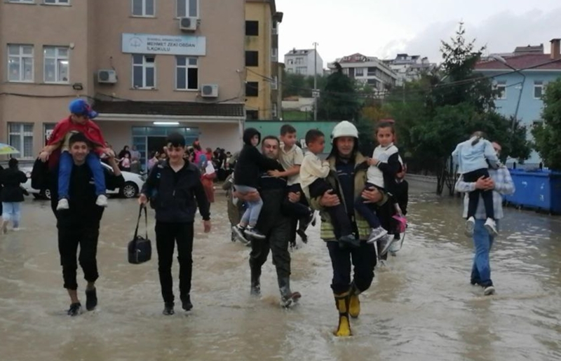 <p>Yağış nedeniyle Çekmeköy Madenler mevkisi ile Kartal Samandıra'da yolun kayganlaşması sebebiyle maddi hasarlı kazalar meydana geldi.</p>