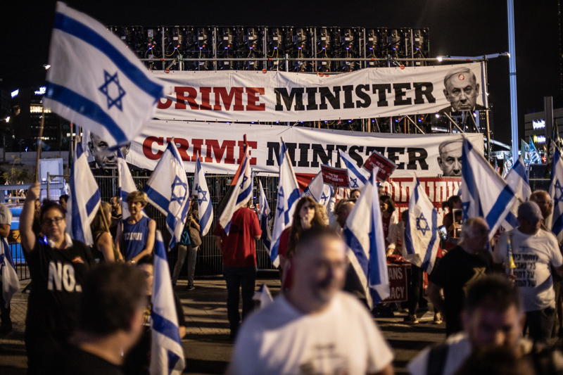 <p>Bir grup g�sterici, Tel Aviv'in ana arteri Ayalon Otoyolu'nu bir s�reli�ine kapatt�. Polis protestocular� g�� kullanarak yoldan uzakla�t�rd�. �srail polis s�zc�l���, iki ki�inin g�zalt�na al�nd���n� ve 7 ki�iye de para cezas� verildi�ini a��klad�.</p>