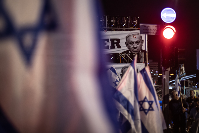 <p>�lke genelinde farkl� noktalardaki protestolarda g�stericiler, Netanyahu ve h�k�metteki di�er bakanlar� ele�tiren sloganlar� att�, resimlerin yer ald��� pankart, afi� ve d�vizler ta��d�.</p>