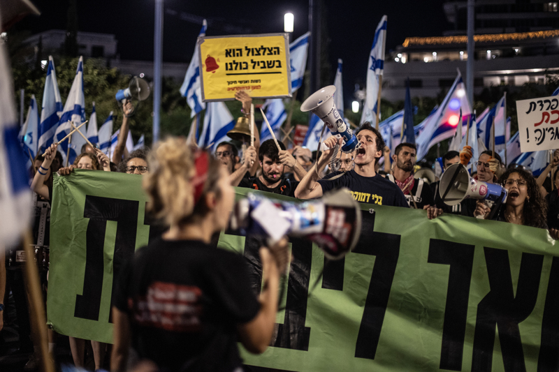 <p>Hayfa'da d�zenlenen protestoda g�stericiler, son d�nemde Arap kesiminde organize su� kaynakl� artan cinayetlere tepki g�sterdi. Protestoya kat�lanlar, 'Organize su� h�k�met politikas�', 'Filistin bayraklar�na de�il silahlara el koyun' yaz�l� pankartlar ta��d�.</p>