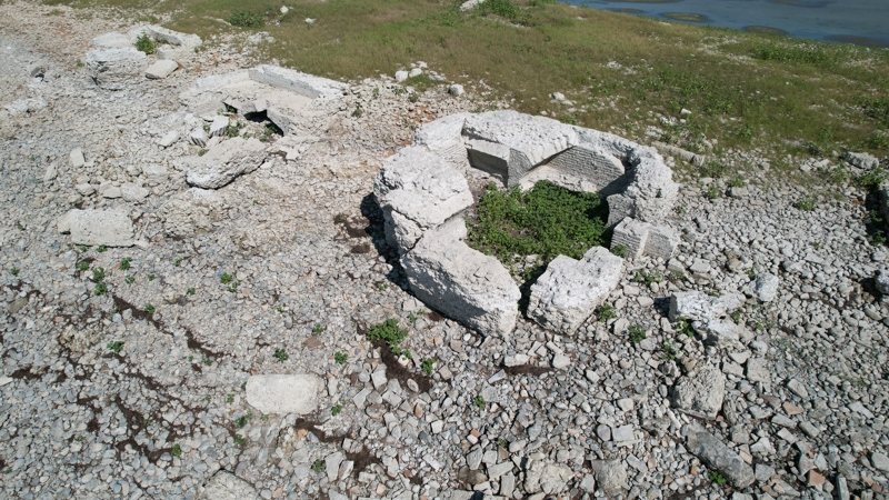 <p><b>'ANT�K KENT� DE�ERLEND�RMEL�Y�Z'</b></p><p>8 ya��ndan bu yana antik kenti bildi�ini anlatan Muzaffer Y�lmaz (62), 'Antik kentte bal�k tutmaya gelirdik. Kulaktan dolma bilgilerle buran�n kilise ve tiyatro salonu oldu�unu biliyoruz. Antik kentte ara�t�rmalar ve incelemelerde bulunulsun. Buradan ��kan de�erler �lkemize ve ekonomiye katk� sa�layabilir' diye konu�tu.</p>