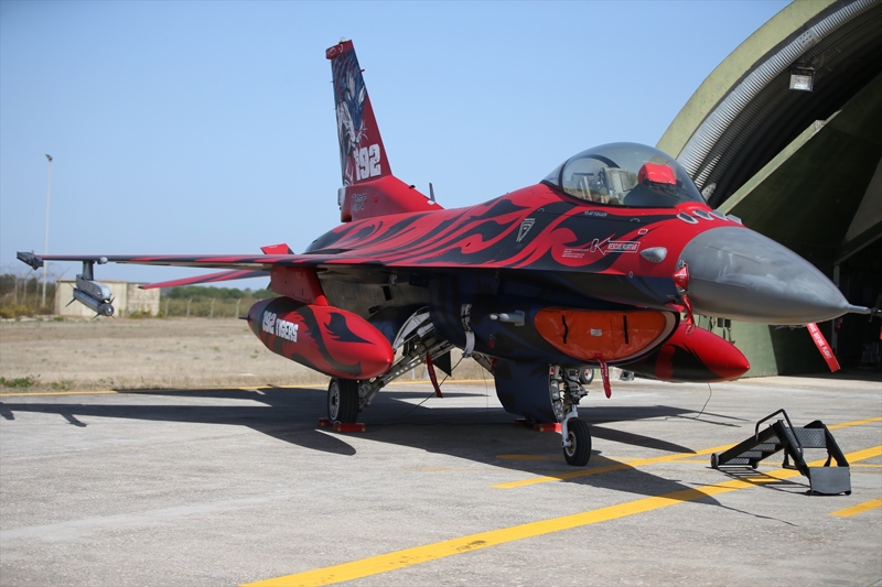 <p>'Bayrağımızı en iyi şekilde temsil etmek, birinci önceliğimiz. Türk Hava Kuvvetleri olarak NATO'nun vazgeçilmez unsurlarından biriyiz. Burada 13 farklı ülkeyle birlikte ortak görevler icra ediyoruz. Görev sonuçlarında da güzel geri bildirimler aldık, başarılı sonuçlar elde ettik. Tüm personelim ve kendi adıma da ayrıca mutluyum. İtalyan halkının bize gösterdiği, özellikle üs personeli, pazar günü icra edilen halk günündeki halkın gösterdiği ilgiden dolayı kendilerine şükranlarımızı sunmayı bir borç biliyorum.'</p>