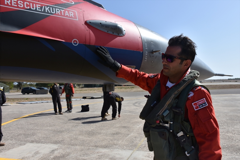 <p><b>KIRMIZI-SİYAH KAPLAN DESENLİ BOYAMAYA SAHİP F-16 İLGİ ODAĞI</b></p>