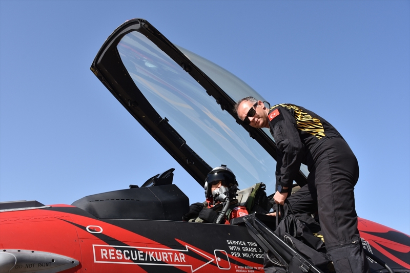 <p>'Tatbikatın planlama safhasında, biz özellikle kendi al bayrağımızın renklerinden esinlenerek, kırmızı rengini kullanmayı düşündük. Tulumlarımız yine aynı şekilde kırmızı-beyaz temalı olacak şekilde tasarlandı. Uçakta da kırmızı rengini kullandık ve İtalyanların buna karşı çok büyük bir ilgisi oldu. Kırmızı rengine çok fazla ilgi gösterdiler. Çok güzel geri bildirimler, güzel tepkiler aldık. İnşallah görev sonucunda, en iyi boyanmış uçak ödülünü de almayı bekliyoruz.'</p>