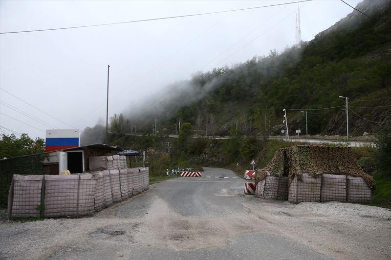 <p>AA ekibi, Karabağ'ın sembol şehri Şuşa'nın girişinde, 'Laçın Koridoru' diye bilinen Hankendi-Laçın yolu üzerindeki gözlem noktasını görüntüledi. Bu noktada, Rus askerlerden geriye boş güvenlik kulübesi, yol kontrol için kullanılan beton bariyerler kaldı. Söz konusu noktada artık Azerbaycan polisi nöbet tutuyor.</p>