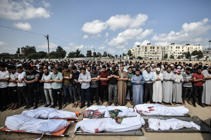 <p>Sald�r�da Filistinli gazeteciler Said et-Tavil, Muhammed Subh ve aralar�nda �ocuklar�n da bulundu�u hayat�n� kaybedenler i�in Han yunus kentinde cenaze t�reni d�zenlendi.</p>