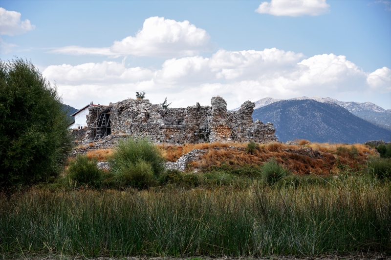 <p><b>- KUBADABAD SARAYI</b><br></p><p>Anadolu Sel�uklu Sultan� Alaaddin Keykubad'�n Bey�ehir G�l� k�y�s�nda yer alan saray� Kubadabad'da kaz�lar 43 y�ld�r devam ediyor.</p><p>Kubadabad Saray K�lliyesi Kaz� Ba�kan� Do�. Dr. Muharrem �eken, saray�n in�as�na Anadolu Sel�uklu Sultan� Alaaddin Keykubad d�neminde 1225'te ba�land���n� s�yledi.</p>