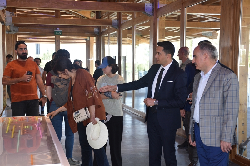 <p>�eken, Kubadabad Saray�'n�n 14. y�zy�l ba�lar�na kadar kullan�ld���n� ifade ederek, 'Kubadabad Saray�, saray ya�am�, devlet d�zeni gibi baz� bilgileri bize ula�t�rmakta. Sultan ve �evresinin hayat�na dair bilgiler elde edebilece�imiz �zerinde fig�rler olan, konu anlat�mlar� olan �ok say�da �ini bulundu. Mine tekni�iyle s�slenmi� 2. G�yaseddin Keyh�srev'in isminin yaz�l� oldu�u cam tabak, Anadolu Sel�uklu D�nemi'nden g�n�m�ze ula�an en �nemli verilerden biridir.' diye konu�tu.</p>