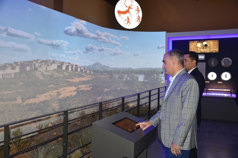 <p><b>- SAVATRA ANT�K KENT�</b><br></p><p>Konya kent merkezine 70 kilometre uzakl�ktaki, tarihi �pek Yolu �zerinde yer alan Savatra Antik Kenti'nde y�r�t�len kaz�larda ortaya ��kan bulgular, yaz�n�n bulunmas�ndan �nceki (Prehistoric) d�nemlerden beri b�lgenin yerle�im g�rd��� ve Roma D�nemi'nde de �nemli yerle�im yerlerinden biri oldu�unu ortaya koydu.</p>