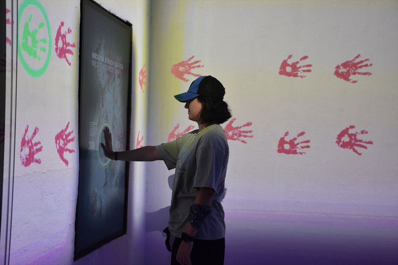 <p>K�lt�r ve Turizm Bakanl���n�n izniyle, Sel�uk �niversitesi Edebiyat Fak�ltesi K�lt�r Varl�klar�n� Koruma ve Onar�m B�l�m� Ba�kan� Do�. Dr. �lker I��k ba�kanl���nda 2017'de y�zey ara�t�rmalar�na ba�lanan antik kentteki kaz� �al��malar�nda bug�ne kadar Roma D�nemi'ne ait �ok �nemli bulgu g�n y�z�ne ��kar�ld�.</p><p>Bu y�lki kaz�larda, milattan sonra 2'nci veya 3'�nc� y�zy�ldan kald��� �ng�r�len, yakla��k 1800 y�ll�k oldu�u ��renilen, �� taraf� zafer �elengi, asker ve sancak kabartmal� bir sunak bulundu.</p>