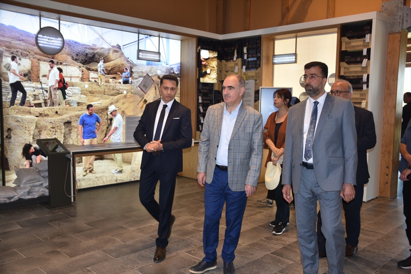 <p>Kahramanmara� S�t�� �mam �niversitesi Fen-Edebiyat Fak�ltesi Arkeoloji B�l�m� Su Alt� Arkeolojisi Ana Bilim Dal� Ba�kan� Do�. Dr. Oktay Dumankaya, 2020'de Kubadabad Saray K�lliyesi kaz� ekibinin tespit etti�i yap� kal�nt�lar� �zerinde �al��ma yapt�klar�n� anlatt�.</p><p>Dumankaya, g�l y�zeyinin 1-2,5 metre alt�nda bir kilometre boyunca uzanan birbirine ba�l� yap�lar bulundu�unu dile getirerek, 'S�z konusu yap�lar�n g�n�m�zden 2 bin 300 y�l �ncesine kadar uzand���n� tahmin ediyoruz. Bu kal�nt�lar �zerinde yapt���m�z �al��malarda Helenistik D�nem'den Erken Roma D�nemi'ne kadar uzanan bir yerle�imin varl���n� tescillemi� bulunmaktay�z. Bu alanda �e�itli tar�msal faaliyetlerin y�r�t�ld���n�, bal�k��l��a y�nelik ticari faaliyetlerin y�r�t�ld���n� de tespit ettik.' ifadelerini kulland�.</p>