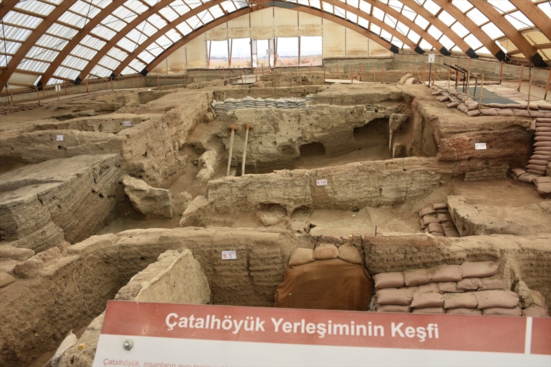 <p>�lk kaz� �al��malar�n� kentin kamusal alan�nda ba�latt�klar�n� belirten Peker, ��yle konu�tu:</p><p>'Burada Ge� Antik �a�'a ait piskoposluk kompleksi var. 3 nefli bazilika planl� ana kilisesinin ilk kaz�lar� ba�lad�. Y�llar i�erisinde b�t�n kompleksi ortaya ��karaca��z. Bu kompleksin i�erisinde b�y�k bir saray, �apeller, sarn��lar ve vaftizhane var. �lk kaz� �al��malar�n�n ard�ndan Mokissos �zelinde ve Kapadokya geneli i�in �ok �nemli malzemeleri ele ge�iriyoruz. �ok yo�un seramik buluntular olu�tu elimizde.'</p><p>Peker, Mokissos'un, �� Anadolu b�lgesinde Ge� Antik �a�'a ait ayakta kalan en b�y�k metropol oldu�unu vurgulayarak, 'Mokissos, Kapadokya'n�n 3 ba�kentinden birisi, b�y�k bir metropol ve ayr�ca dini ba�kent. Bu ba�lamlarda Efes ile benzerlikler bar�nd�r�yor.' diye konu�tu.</p>