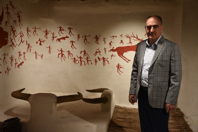 <p>2017'den itibaren y�r�t�len y�zey ara�t�rmalar�nda, �slam �ncesi erken d�nem T�rk tarihine ait yaz�tlar�n yan� s�ra bir�ok kaya resmi tespit edilirken, ge�en y�l da 'T�rk' ibaresi yer alan yaz�t bulunmu�tu.</p>