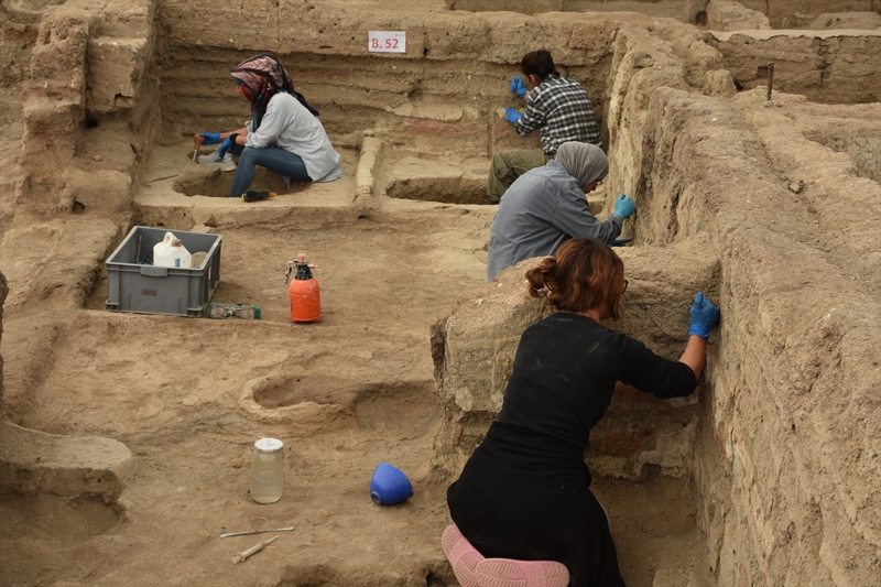 <p>AK� Sanat Tarihi B�l�m� Dr. ��retim �yesi �mit Emrah Kurt'un bilimsel dan��manl���n� ve koordinat�rl���n� yapt��� kaz�larda, en son aslan, kaplan veya panter gibi b�y�k bir kedi t�r�ne ait �ene kemi�i par�as� bulundu.</p><p>Kaz� �al��malar�nda daha �nce de Helenistik D�nem'e ait oldu�u de�erlendirilen 5 oda, seramikler, fresk (duvar resmi) par�alar� bulunmu�tu.</p>