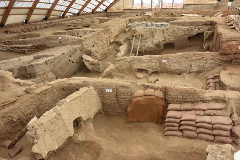 <p>'Nora' olarak da bilinen Mokissos Antik Kenti'nde b�lgenin tarihine ���k tutacak kilisede kaz� �al��malar� devam ediyor.</p><p>Kaz� Ba�kan� Nev�ehir Hac� Bekta� Veli �niversitesi (NEV�) Arkeoloji B�l�m� ��retim �yesi Do�. Dr. Nil�fer Peker, Mokissos'un Kapadokya, �� Anadolu ve b�t�n Akdeniz co�rafyas� i�in �nemli bir yer oldu�unu s�yledi.</p>