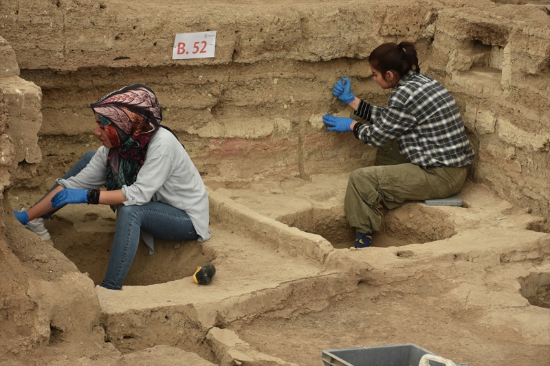 <p><b>- APAME�A ANT�K KENT�</b><br></p><p>Afyonkarahisar'�n Dinar il�esinde tarihi �pek Yolu ile Kral Yolu'nun kesi�ti�i noktada yer alan ve d�neminin en �nemli ticaret merkezi Apameia Antik Kenti, Frig, Pers, Seleukos ve Roma uygarl�klar�ndan �nemli izler ta��yor.</p><p>Antik kentin tespit edilen 'en �nemli' mimari yap�s� antik tiyatrodaki bilimsel kaz�, K�lt�r ve Turizm Bakanl��� K�lt�r Varl�klar� ve M�zeler Genel M�d�rl��� izni, Afyonkarahisar K�lt�r ve Turizm M�d�rl���, M�ze M�d�rl���, Afyon Kocatepe �niversitesi (AK�) i�birli�inde, T�rk Tarih Kurumu, Dinar Kaymakaml��� ve Belediyenin deste�i ile 7 y�ld�r s�rd�r�l�yor.</p>