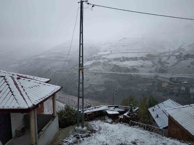 <p> Vatanda�lar sabah yaylan�n beyaza b�r�nd��� s�rpriziyle uyand�.</p>